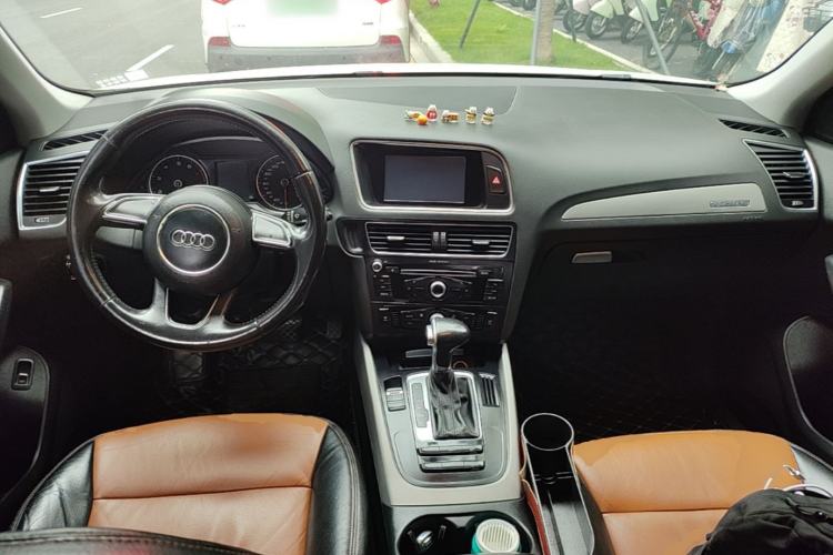 Used Audi Q5 2013 40 TFSI Ambition Center Console