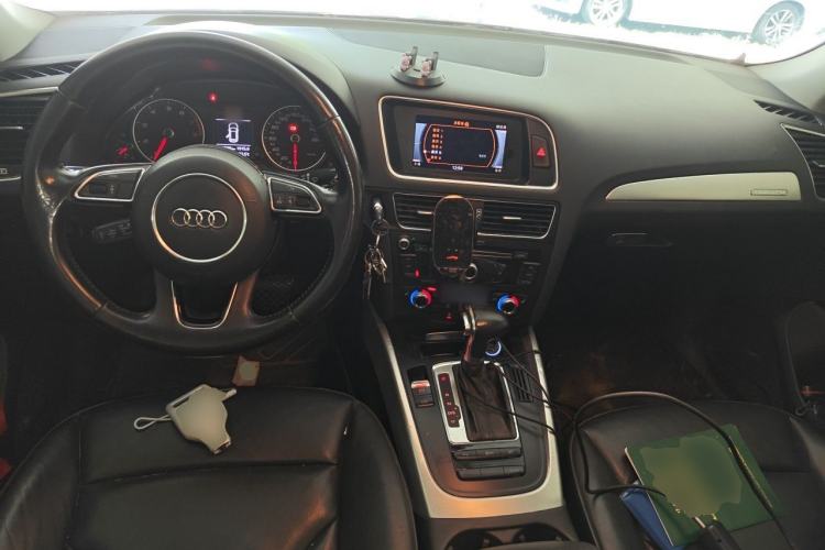 Used Audi Q5 2013 40 TFSI Technology Edition Center Console