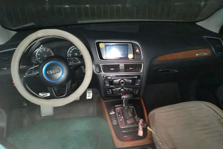 Used Audi Q5 2013 40 TFSI Ambition Center Console