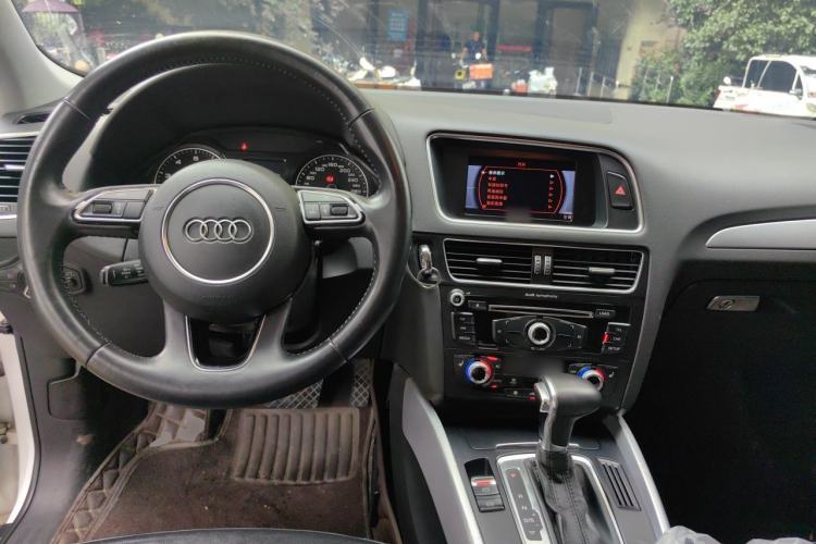 Used Audi Q5 2013 40 TFSI Technology Edition Center Console