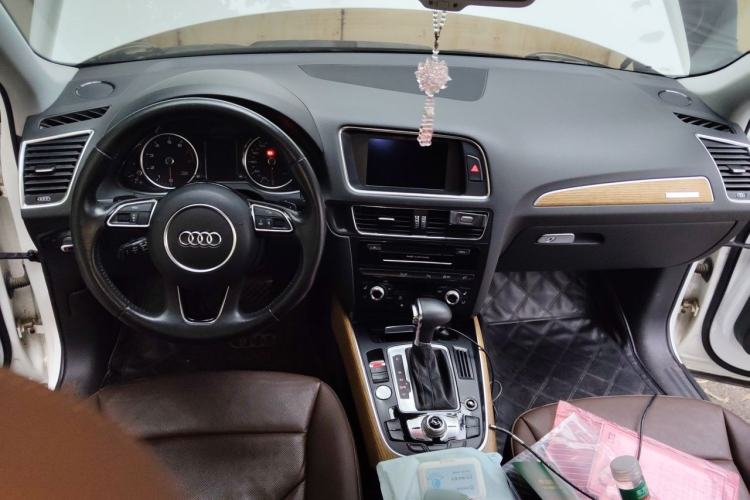 Used Audi Q5 2013 40 TFSI Luxury Model Center Console