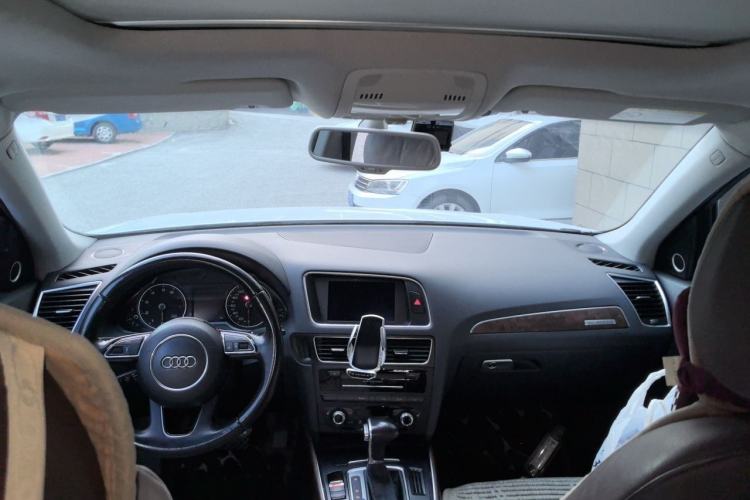 Used Audi Q5 2013 40 TFSI Comfort Edition Center Console
