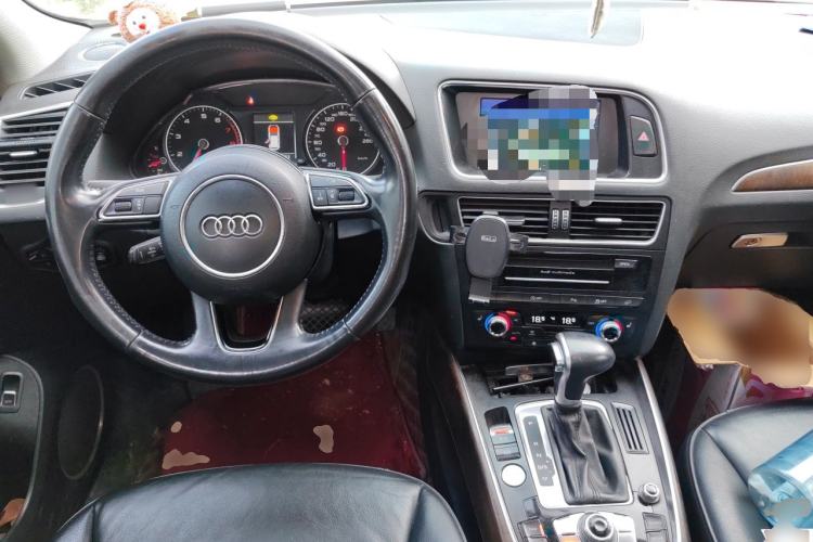 Used Audi Q5 2013 40 TFSI Comfort Edition Center Console