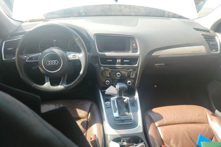 Used Audi Q5 2013 40 TFSI Technology Edition Center Console