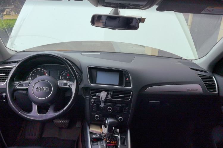Used Audi Q5 2013 40 TFSI Technology Edition Center Console