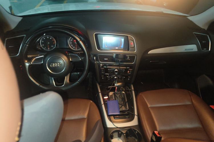 Used Audi Q5 2013 40 TFSI Ambition Center Console
