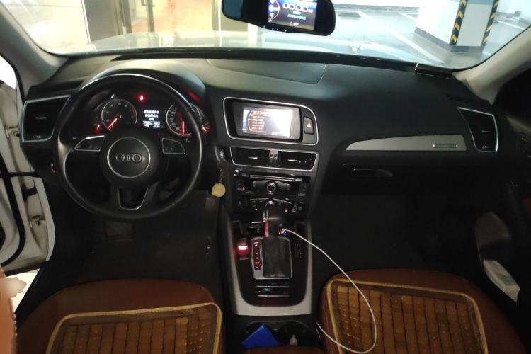 Used Audi Q5 2013 40 TFSI Ambition Center Console