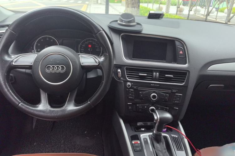 Used Audi Q5 2013 40 TFSI Ambition Center Console