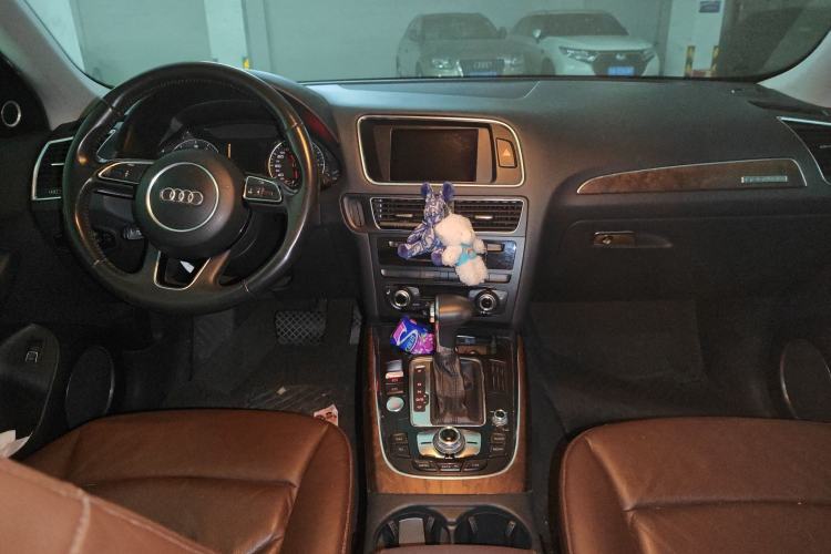 Used Audi Q5 2013 40 TFSI Comfort Edition Center Console