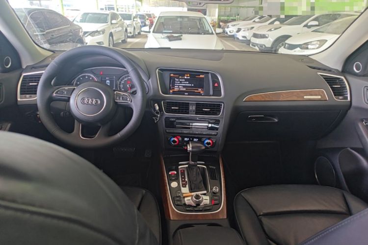 Used Audi Q5 2013 40 TFSI Comfort Edition Center Console