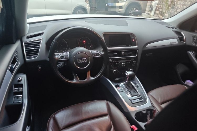 Used Audi Q5 2013 40 TFSI Technology Edition Center Console