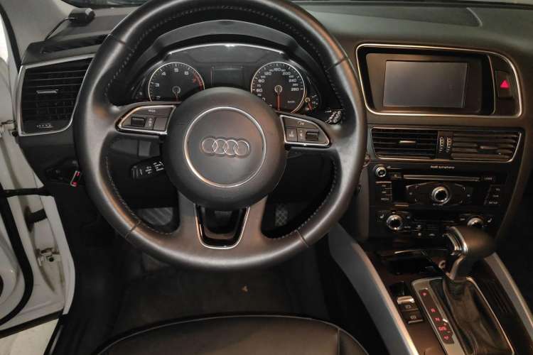 Used Audi Q5 2013 40 TFSI Technology Edition Center Console