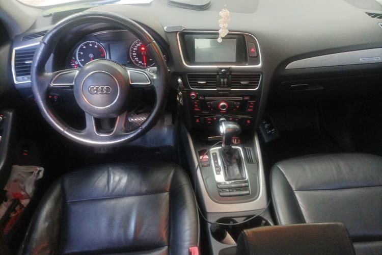 Used Audi Q5 2013 40 TFSI Ambition Center Console