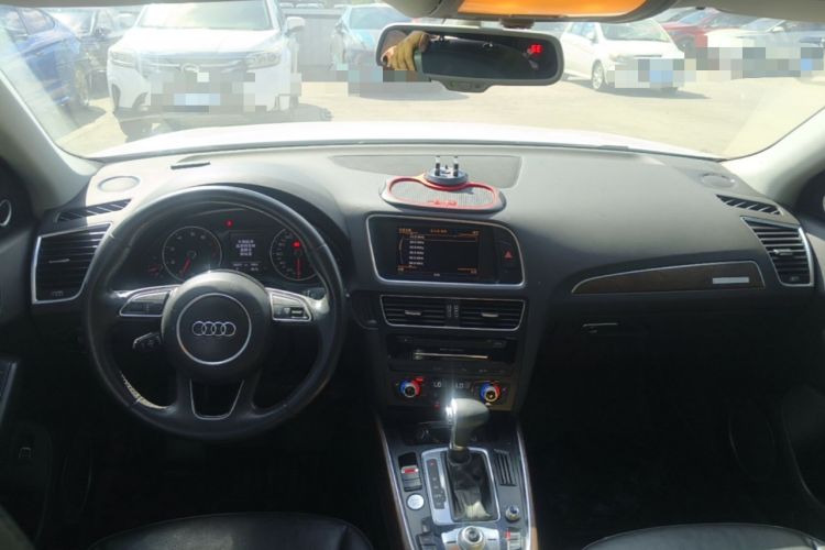 Used Audi Q5 2013 40 TFSI Comfort Edition Center Console