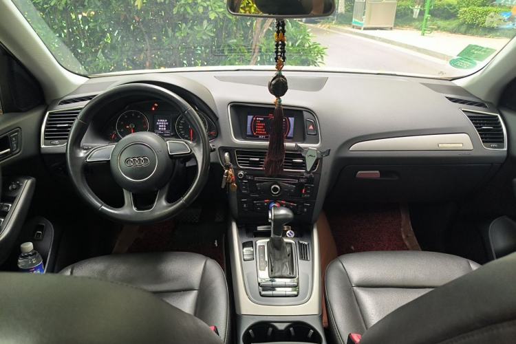 Used Audi Q5 2013 40 TFSI Ambition Center Console