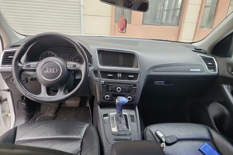 Used Audi Q5 2013 40 TFSI Technology Edition Center Console