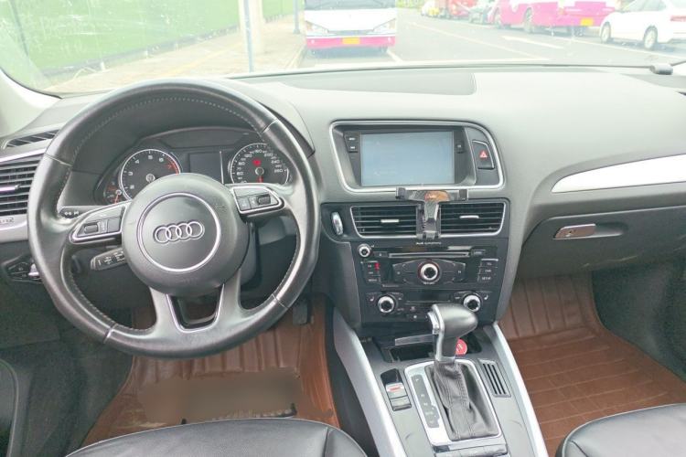 Used Audi Q5 2013 40 TFSI Technology Edition Center Console