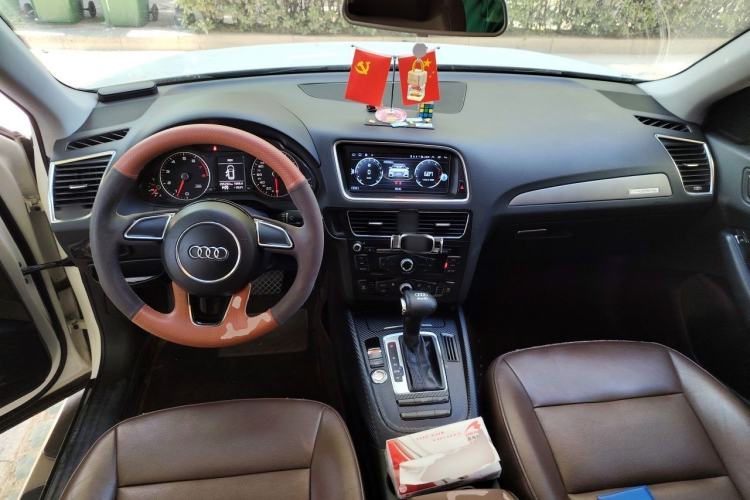 Used Audi Q5 2013 40 TFSI Ambition Center Console