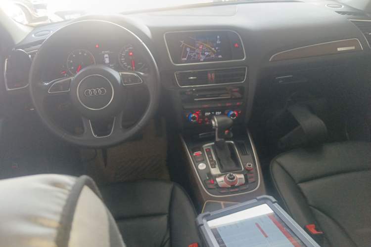 Used Audi Q5 2013 40 TFSI Comfort Edition Center Console