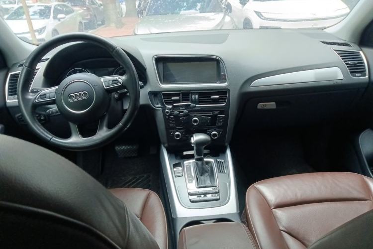 Used Audi Q5 2013 40 TFSI Technology Edition Center Console
