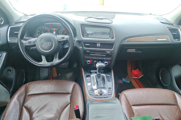 Used Audi Q5 2013 40 TFSI Comfort Edition Center Console