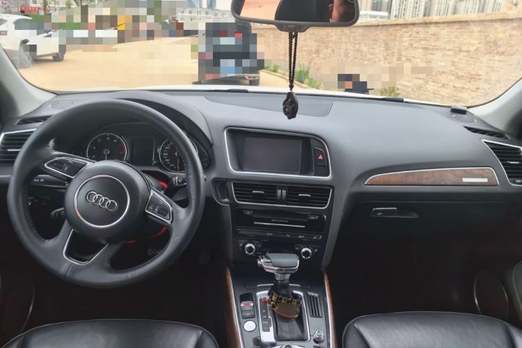 Used Audi Q5 2013 40 TFSI Comfort Edition Center Console
