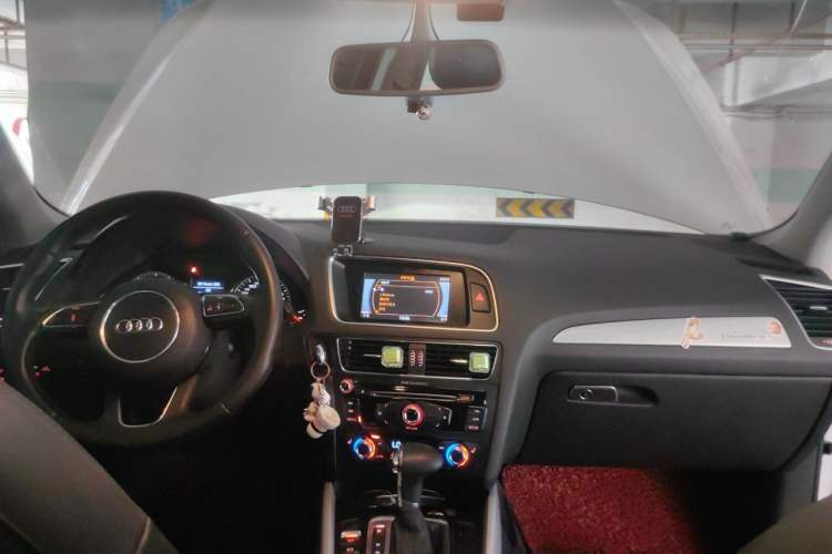 Used Audi Q5 2013 40 TFSI Technology Edition Center Console