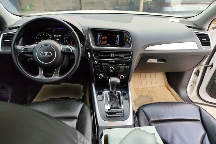 Used Audi Q5 2013 40 TFSI Technology Edition Center Console