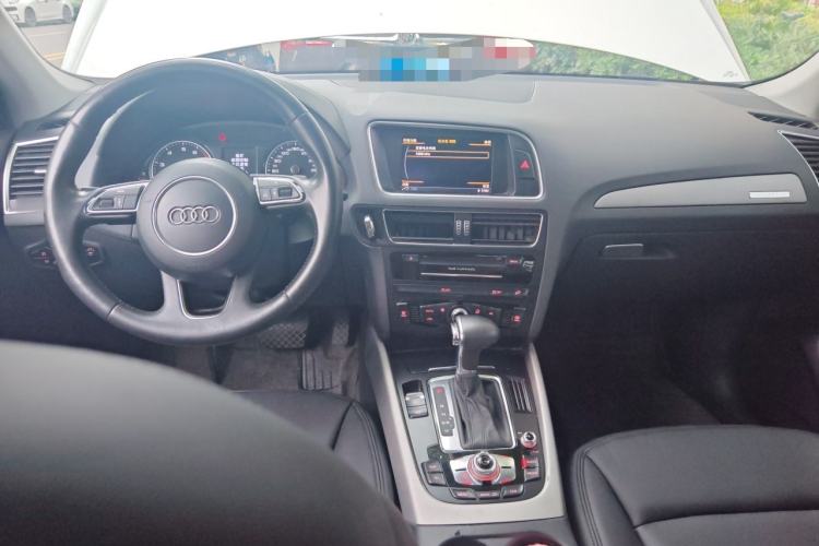Used Audi Q5 2013 40 TFSI Ambition Center Console