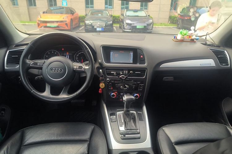 Used Audi Q5 2013 40 TFSI Technology Edition Center Console