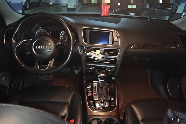 Used Audi Q5 2013 40 TFSI Comfort Edition Center Console