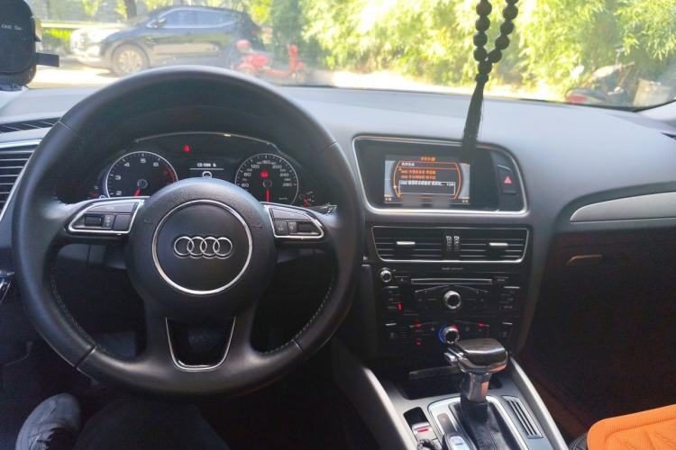 Used Audi Q5 2013 40 TFSI Ambition Center Console