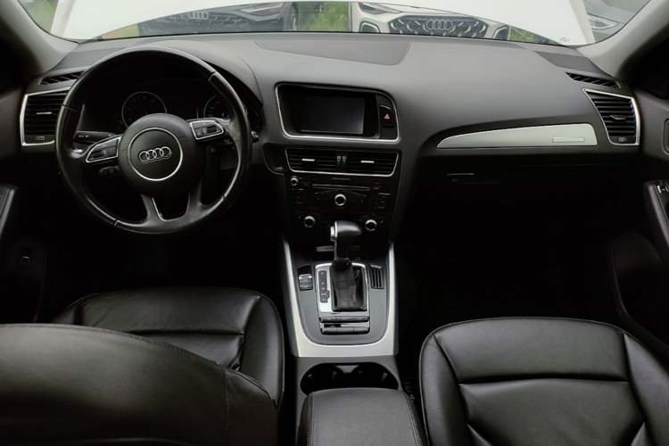 Used Audi Q5 2013 40 TFSI Technology Edition Center Console
