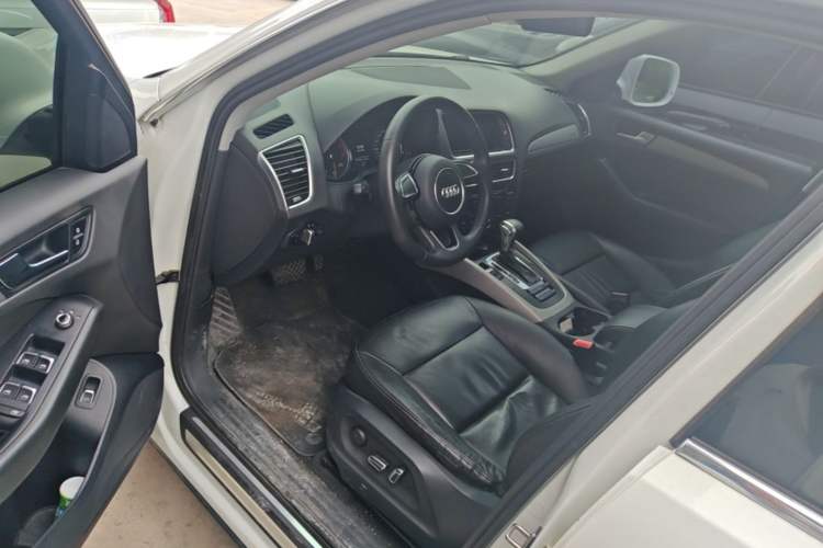 Used Audi Q5 2013 40 TFSI Ambition Driver Seat