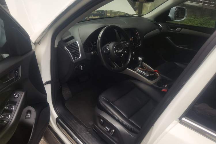 Used Audi Q5 2013 40 TFSI Ambition Driver Seat