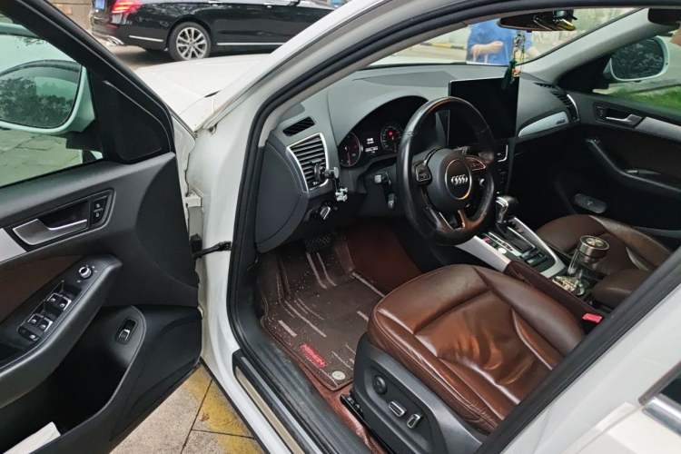 Used Audi Q5 2013 40 TFSI Ambition Driver Seat