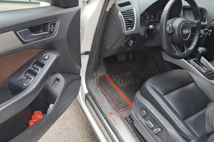 Used Audi Q5 2013 40 TFSI Ambition Driver Seat