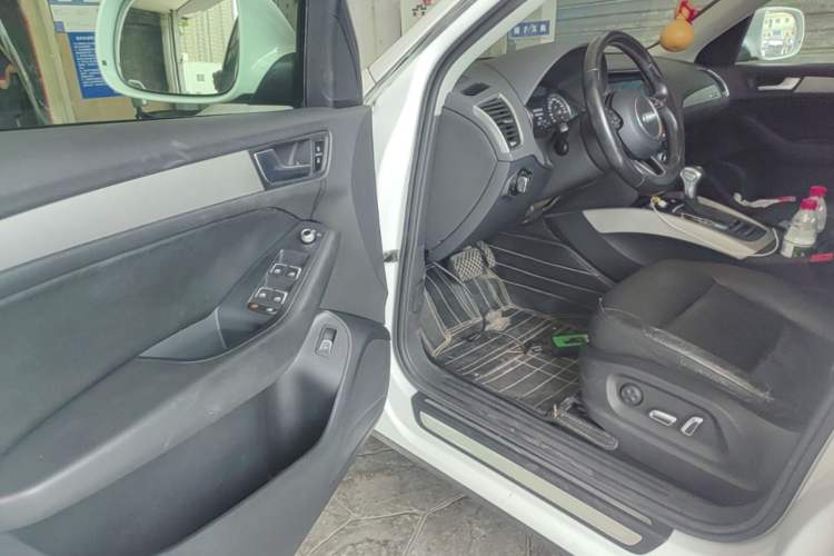 Used Audi Q5 2013 40 TFSI Ambition Driver Seat