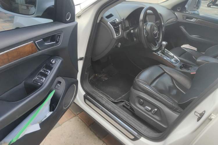 Used Audi Q5 2013 40 TFSI Ambition Driver Seat