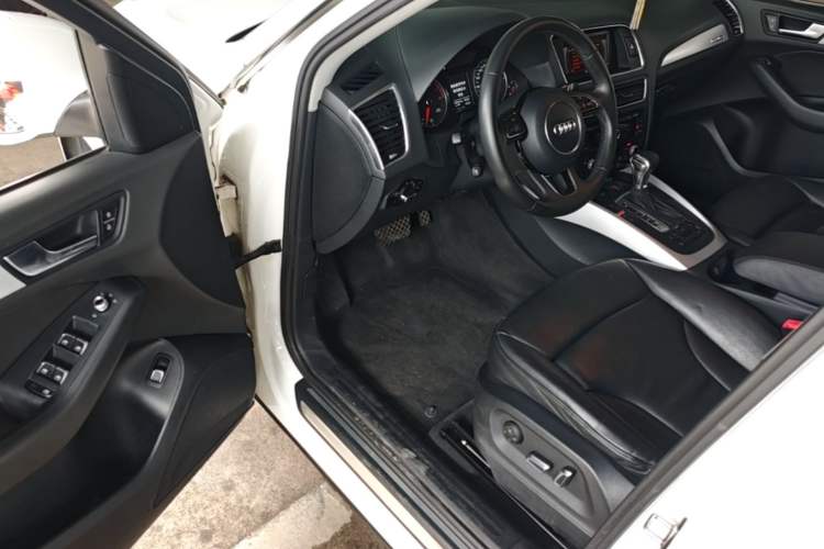 Used Audi Q5 2013 40 TFSI Technology Edition Driver Seat