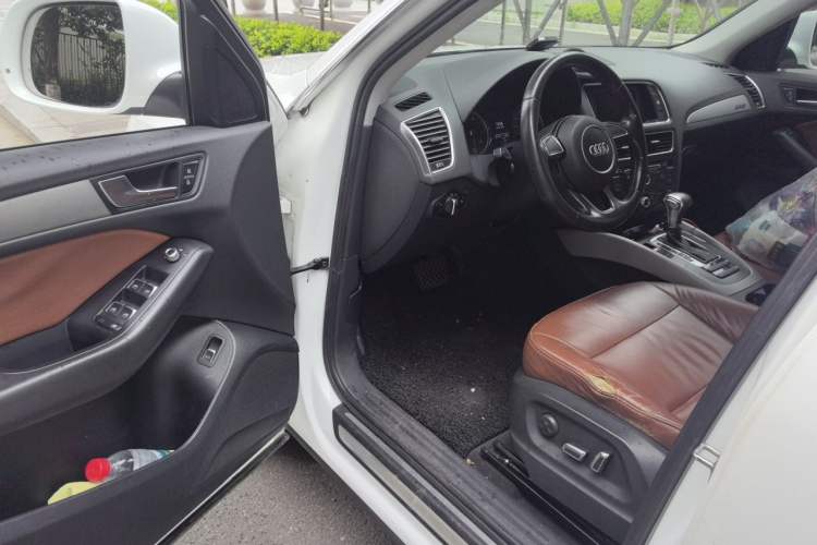 Used Audi Q5 2013 40 TFSI Ambition Driver Seat