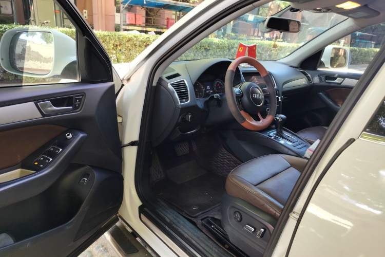 Used Audi Q5 2013 40 TFSI Ambition Driver Seat