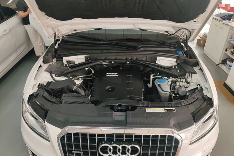 Used Audi Q5 2013 40 TFSI Technology Edition Engine Bay
