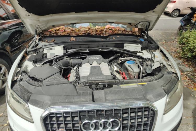 Used Audi Q5 2013 45 TFSI quattro off-road version Engine Bay