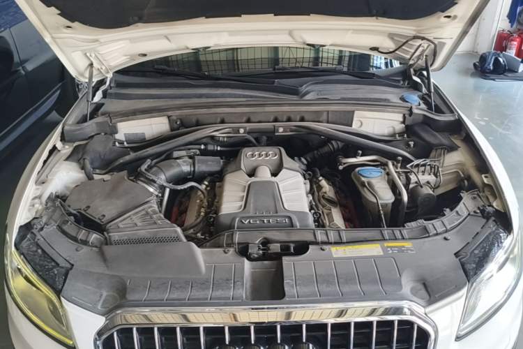 Used Audi Q5 2013 45 TFSI quattro off-road version Engine Bay