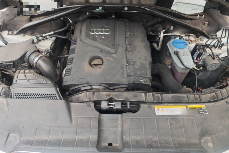 Used Audi Q5  Engine Bay
