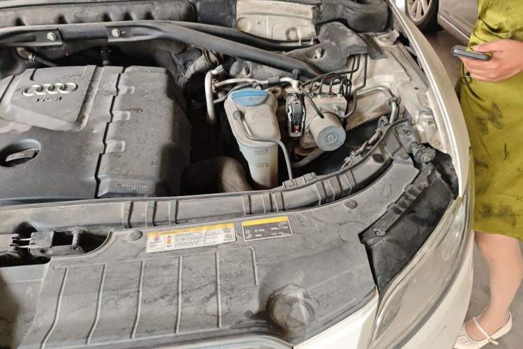 Used Audi Q5 2013 40 TFSI Technology Edition Engine Bay Left