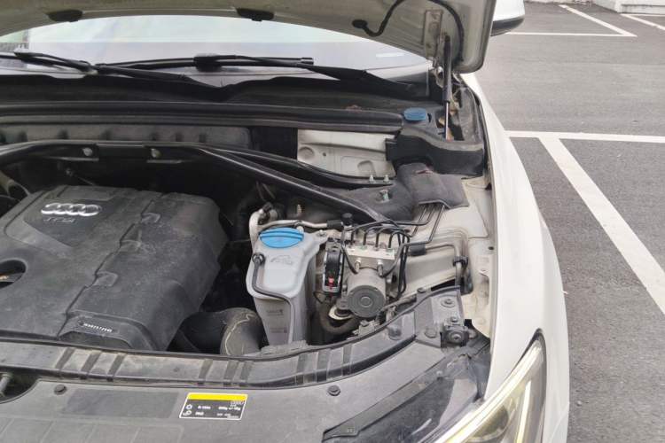 Used Audi Q5 2013 40 TFSI Comfort Edition Engine Bay Left