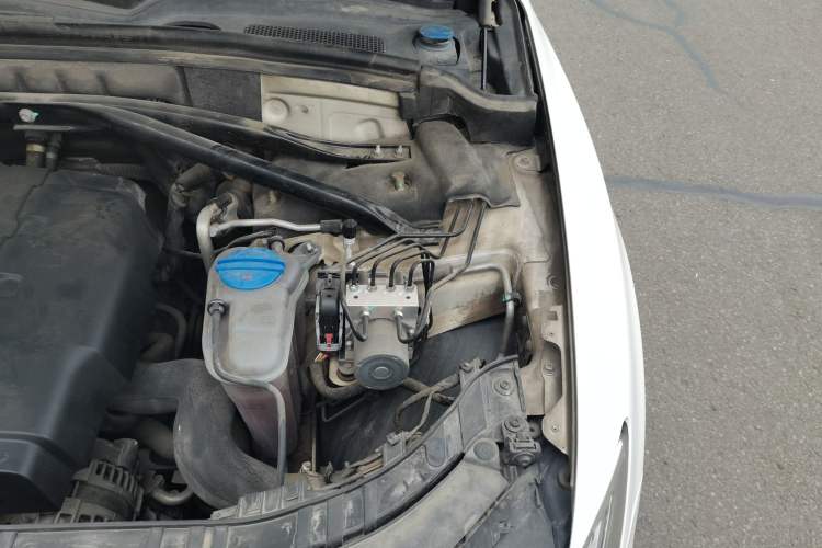 Used Audi Q5 2013 40 TFSI Comfort Edition Engine Bay Left