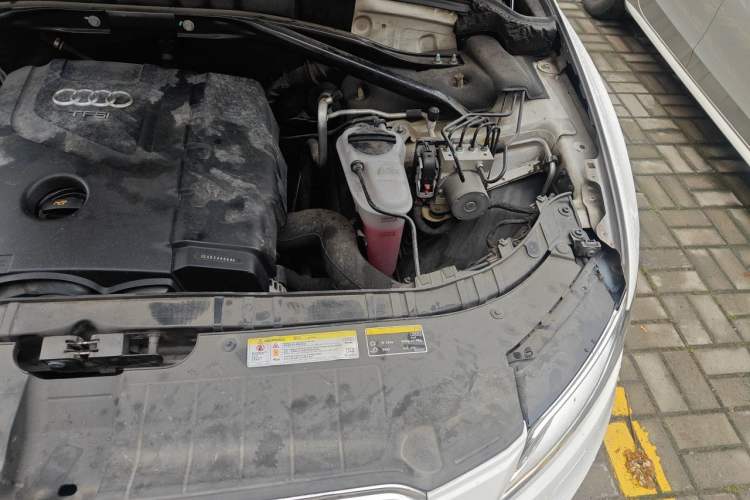 Used Audi Q5 2013 40 TFSI Comfort Edition Engine Bay Left